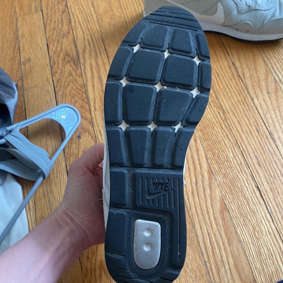 Women’s size 10 Nike shoes - Picture 2 of 4